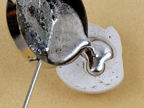 Porno bir qizni ogirladi va uni tomosha qilish uchun vasvasaga soldi